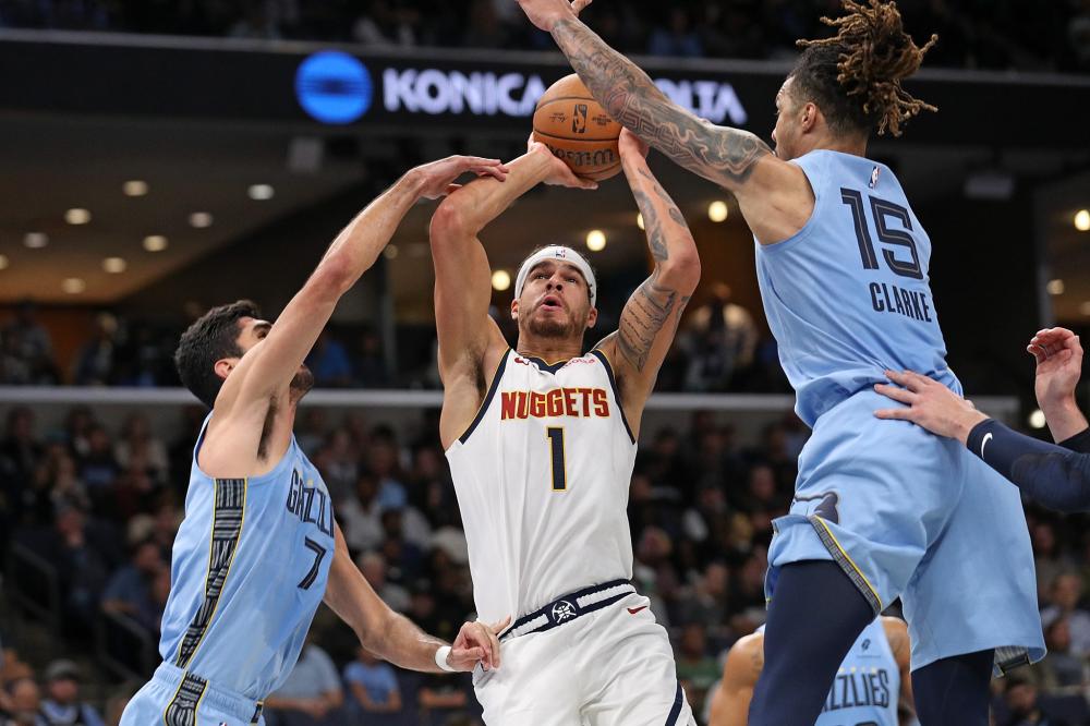 防守对抗中 防守对抗中